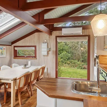 Cozy Sommerhouse Near The Sea